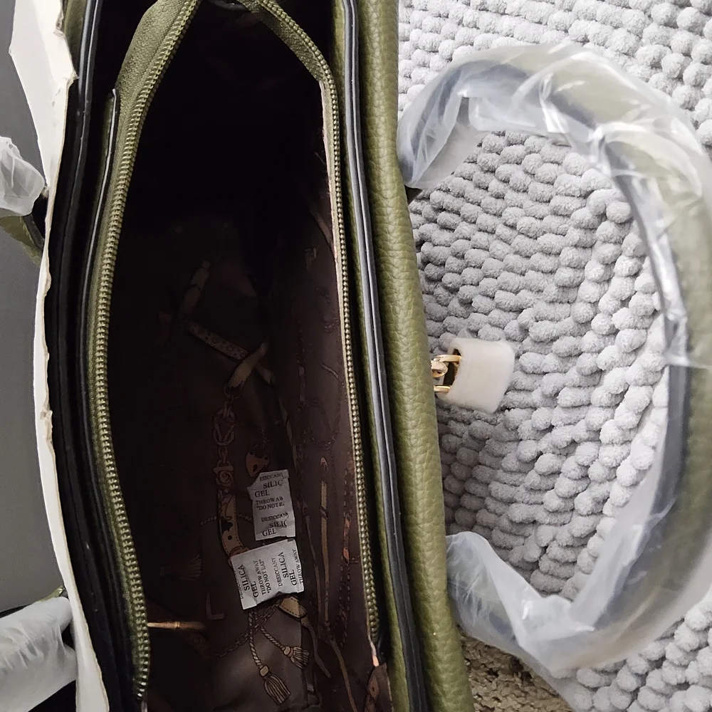 New La Terre Green Handbag with crossbody strap